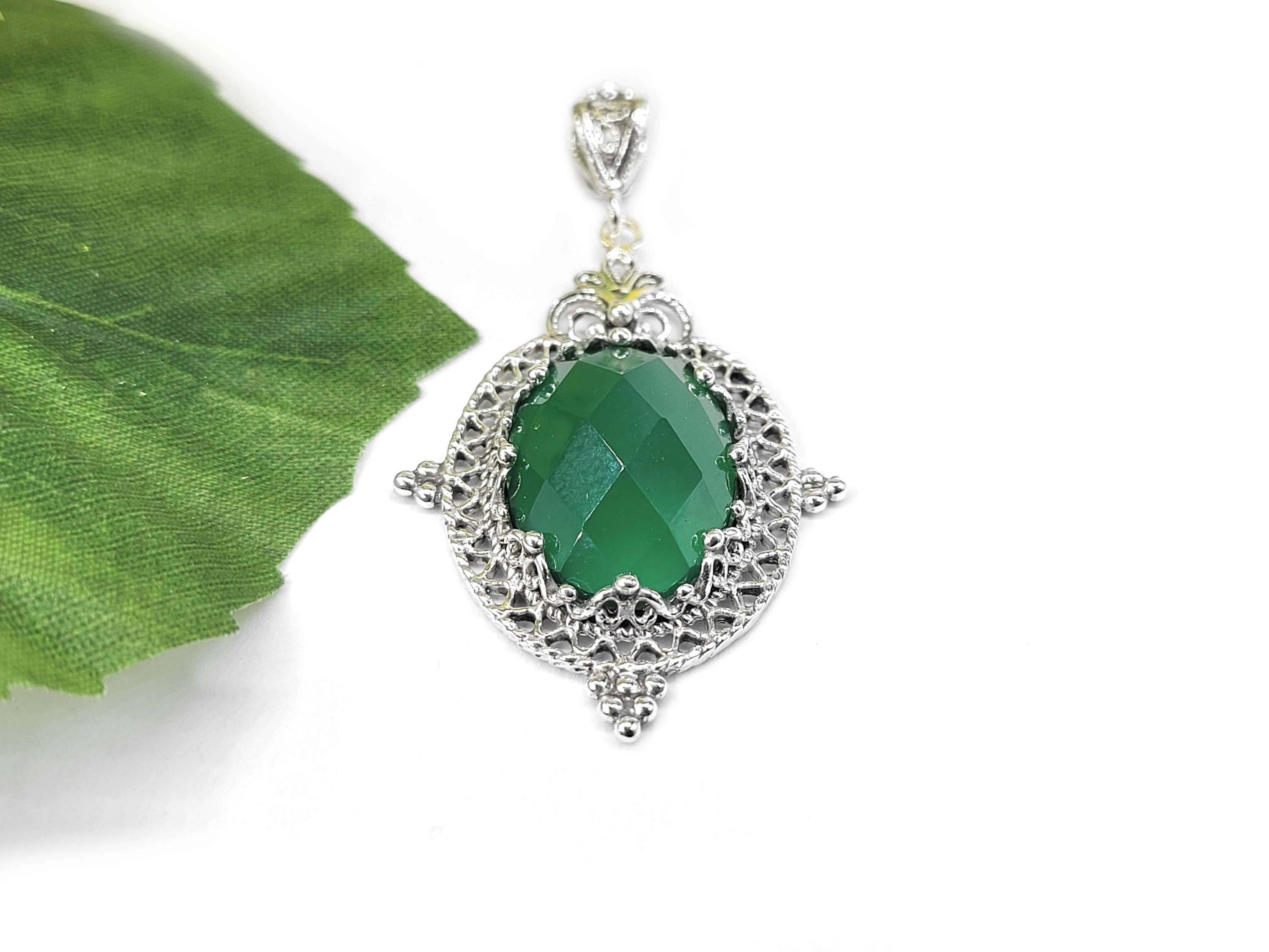 Filigree Art Green Agate Gemstone Women Silver Oval Pendant Necklace