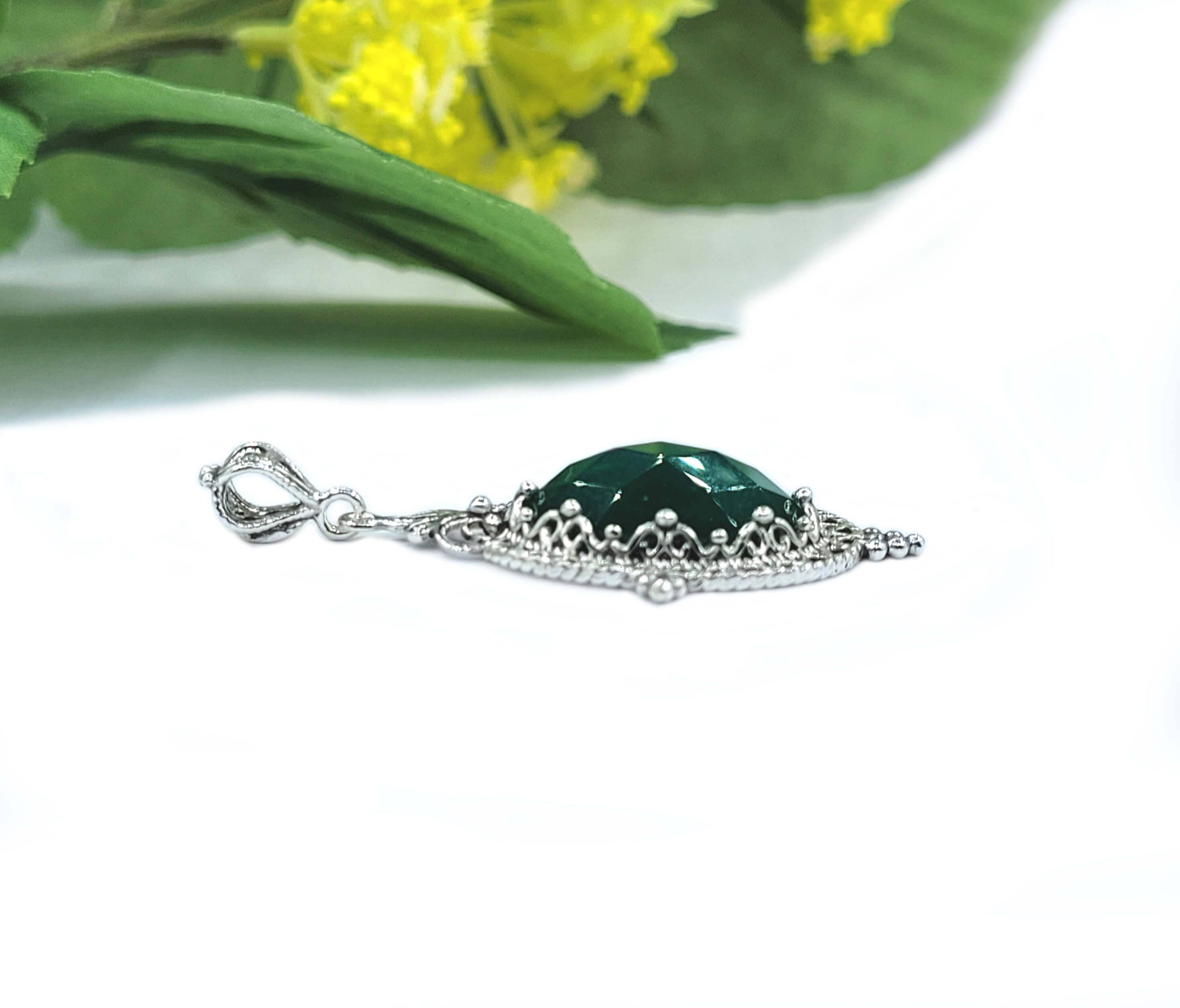 Filigree Art Green Agate Gemstone Women Silver Oval Pendant Necklace
